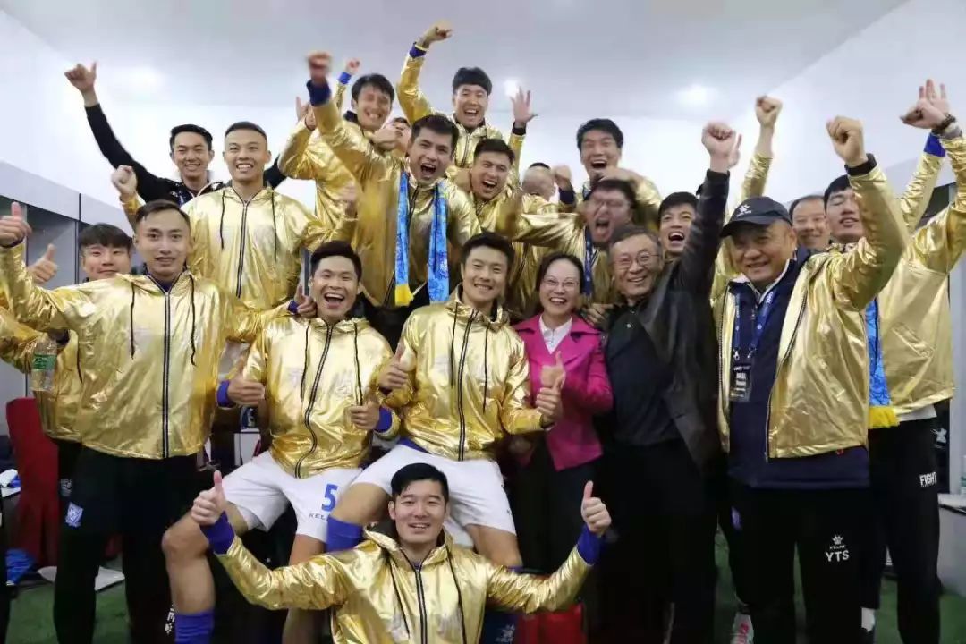 全队合力守住胜利,送礼球迷 全队合力守住胜利,送礼球迷