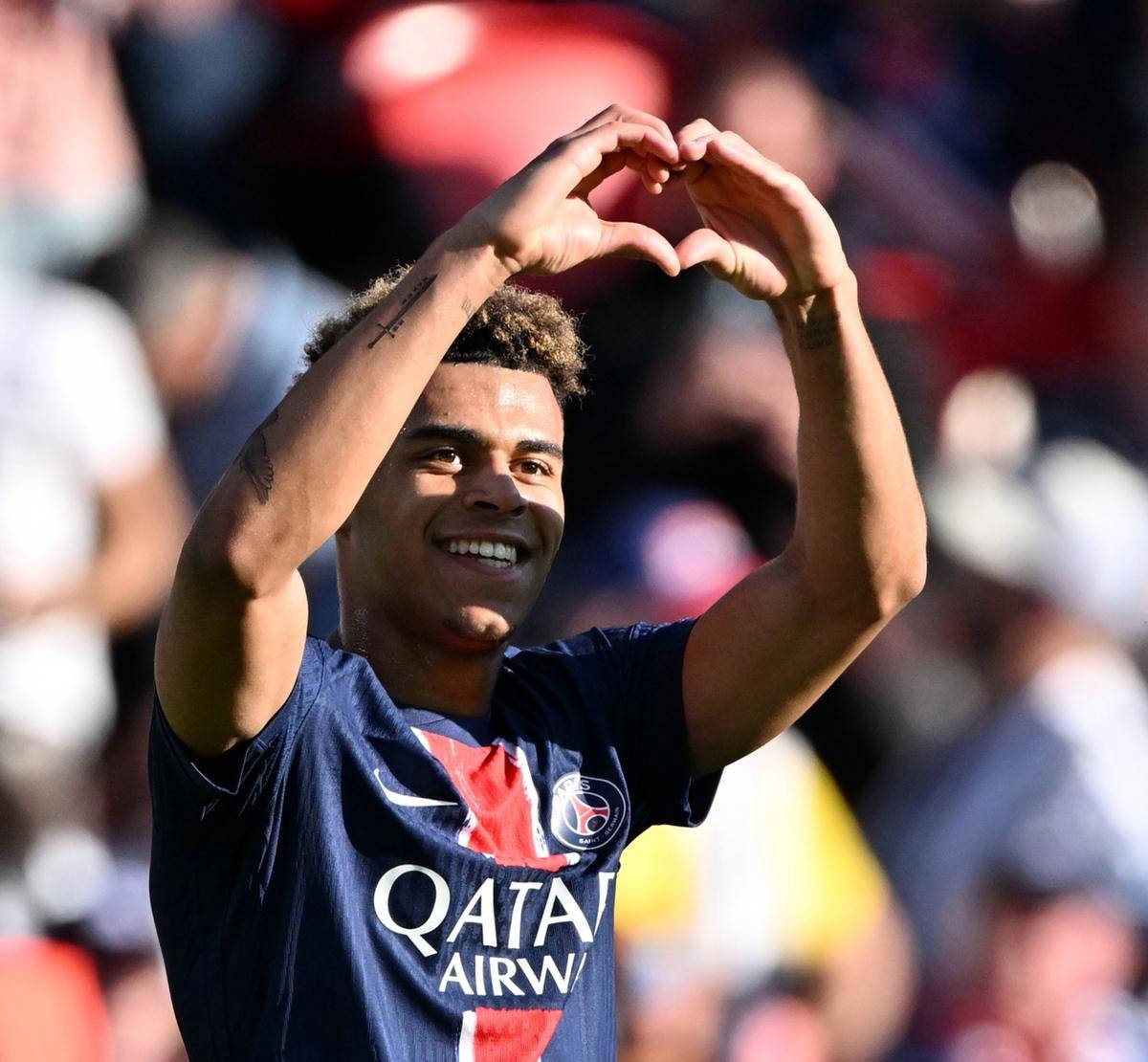 包含巴黎圣日耳曼稳居榜首，法甲争冠态势明朗的词条