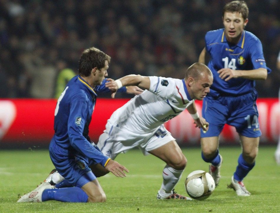 包含荷兰队轻松胜摩尔多瓦，取得欧洲预选赛胜利的词条