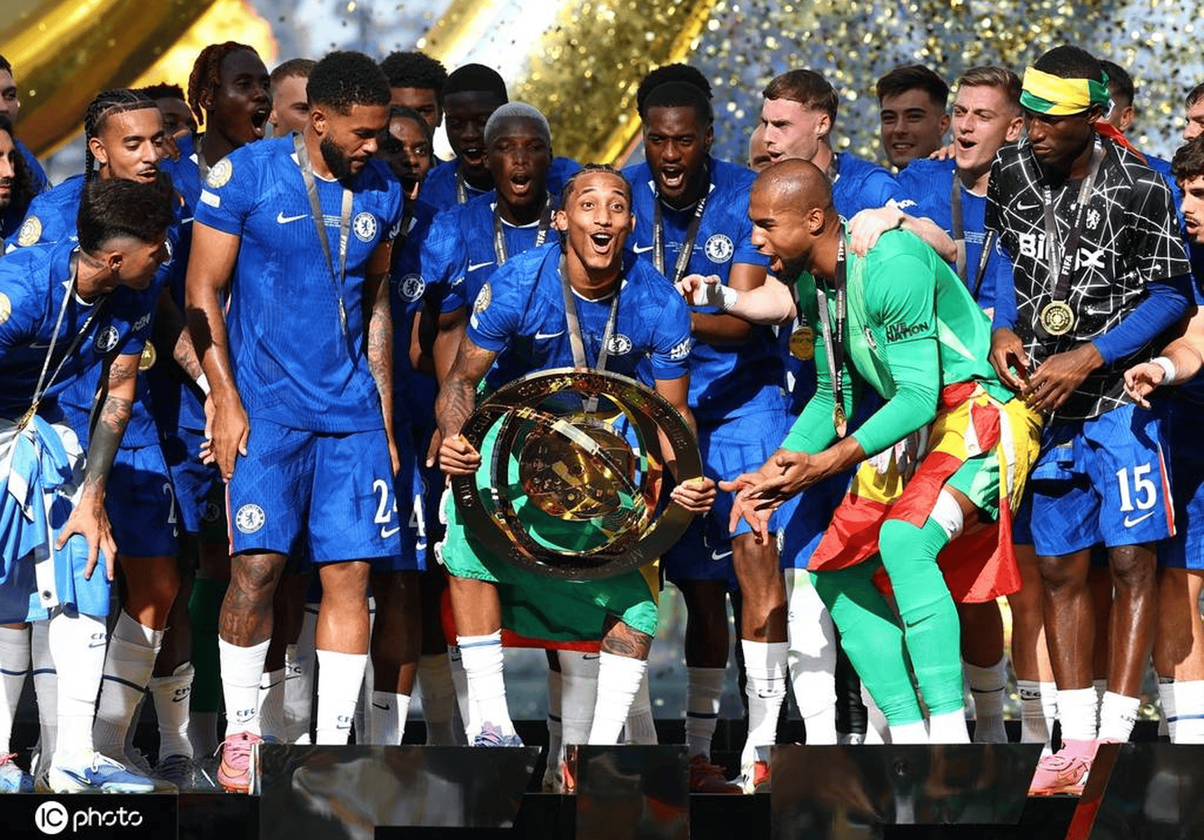 包含切尔西客场告捷，球队连续取得胜利的词条