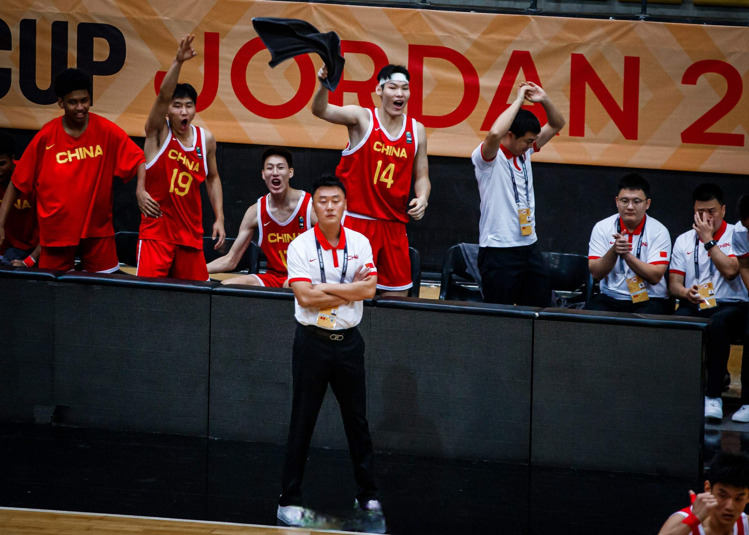 强队实现全胜，昂首进入八强赛的简单介绍